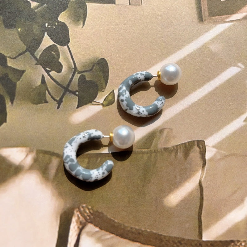 Wholesale Geometric Vintage C Acrylic Ear Studs